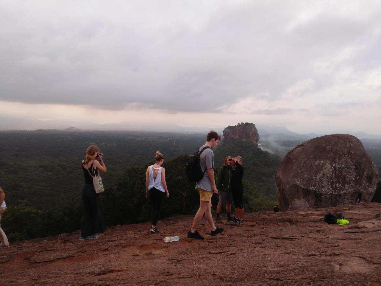 One More Night Hostel&Resort Sigiriya Exterior foto